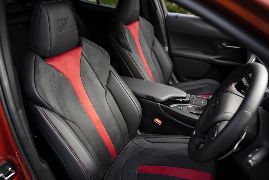 Интерьер Lexus UX250h F-Sport 2019 года  (UK) (фото 30 из 40)